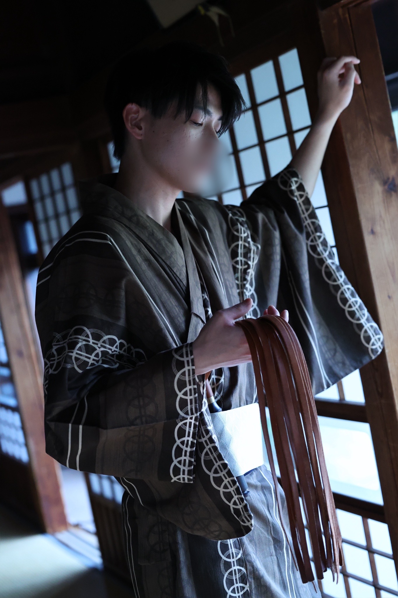 REN （レン） 【バラ鞭】膝立ちをしながらバラ鞭【動画】